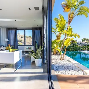 luxury-villa-with-swimming-pool-and-amazing-views.1costadelsol.com/